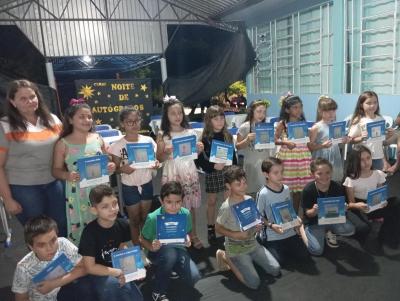 Noite de AutÃ³grafos reuniu centenas de pessoas em Rio Bonito do IguaÃ§u
